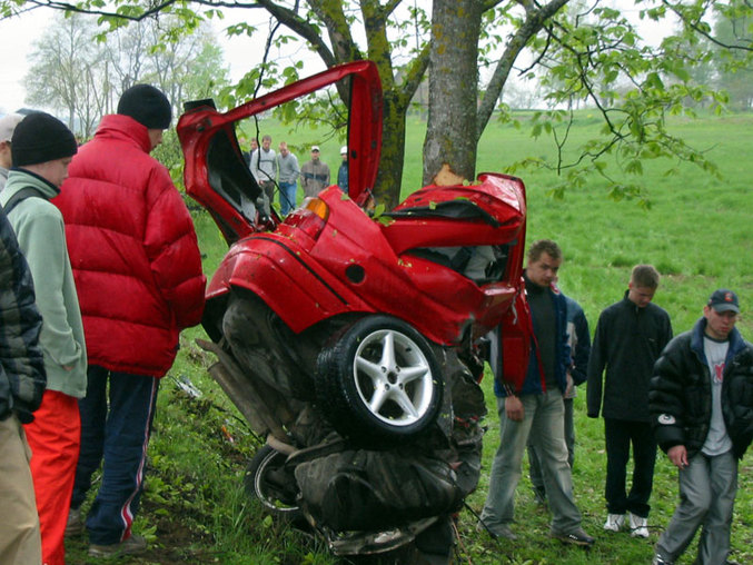 Un accident de voiture sur un arbre..
