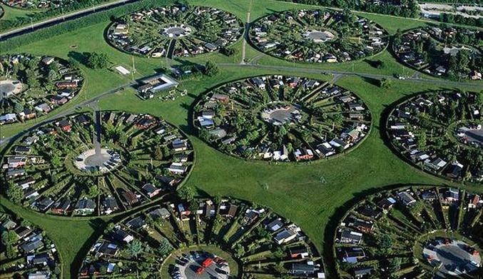 Un quartier où les maisons sont toutes enfermées dans des cercles.