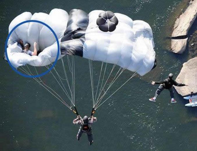 Un basejumper veut faire une surprise à son copain.