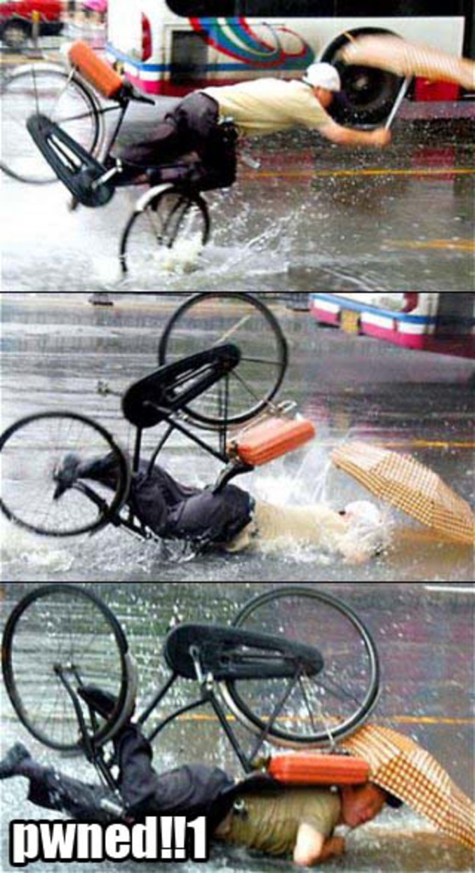 Un asiatique tombe en vélo sur le visage.