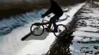 Saut en vélo sur la glace