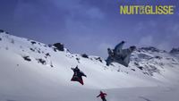 Premier vol en wingsuit au dessus de skieurs