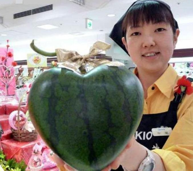 Une pastèque en forme de coeur.