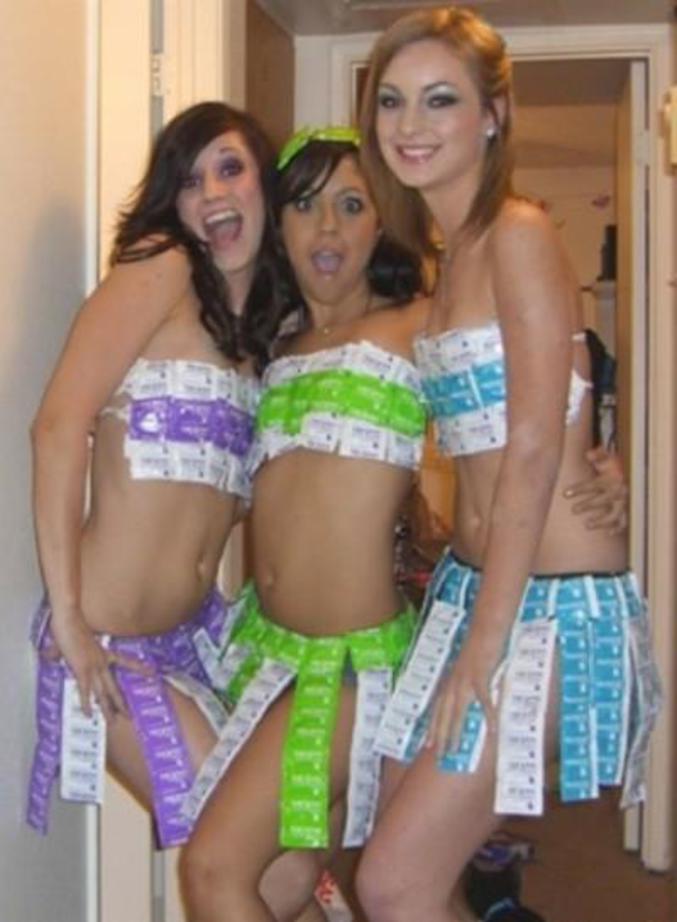 Trois jolies jeunes filles habillées en préservatifs.