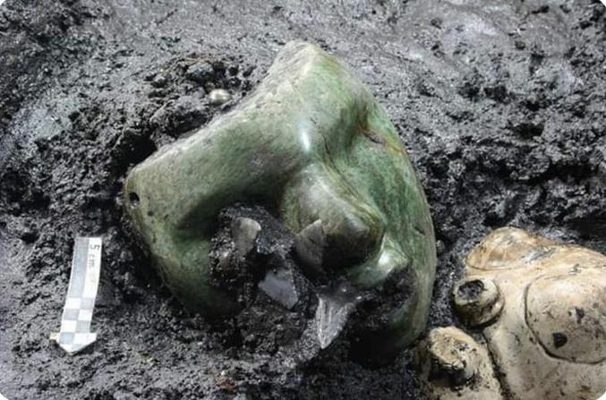 Masque en pierre de serpentine verte vieux de 2000 ans trouvé à la base de la pyramide du Soleil, Teotihuacan, Mexique