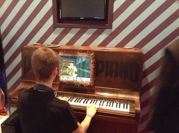 Les touches du piano permettent les actions du jeu ! Piano exposé à l'Eurogamer Expo.