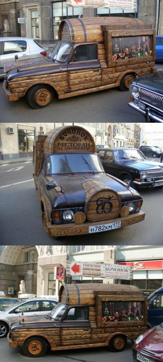 Une très belle voiture recouverte de bois.