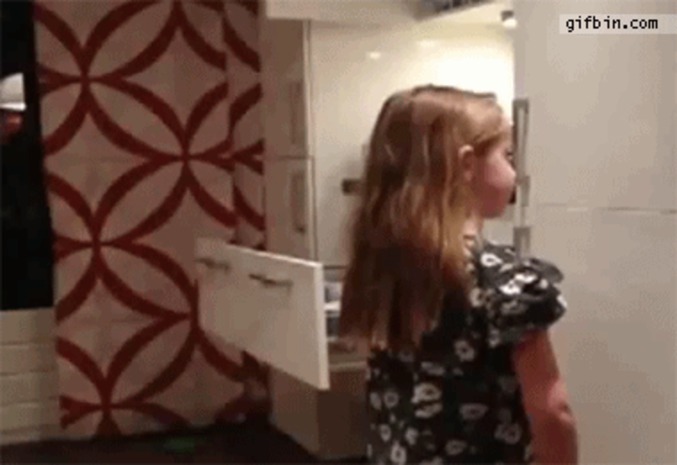 Papa s'occupe de sa fille