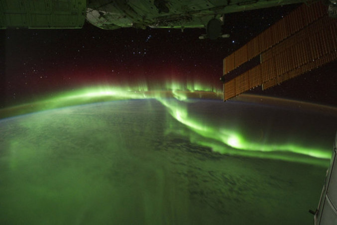 Cette photo de l'Aurora Australis (ou "Vents du Sud") a été prise par des astronautes depuis la Station spatiale internationale (ISS) avec un appareil photo numérique alors qu'ils passaient au-dessus de &#8203;&#8203;l'Océan Indien, le 17 septembre 2011.