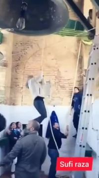 Sonner les cloches à Séville