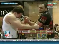 Bodybuilder pro vs Pro du bras de fer