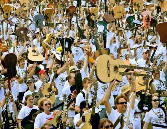 1683 guitaristes du monde entier se rassemblent au Ballpark (Kansas City) pour jouer Smoke on the Water de Deep Purple.