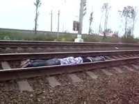 Russes sous le train