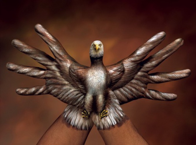 Un aigle peint sur des mains.