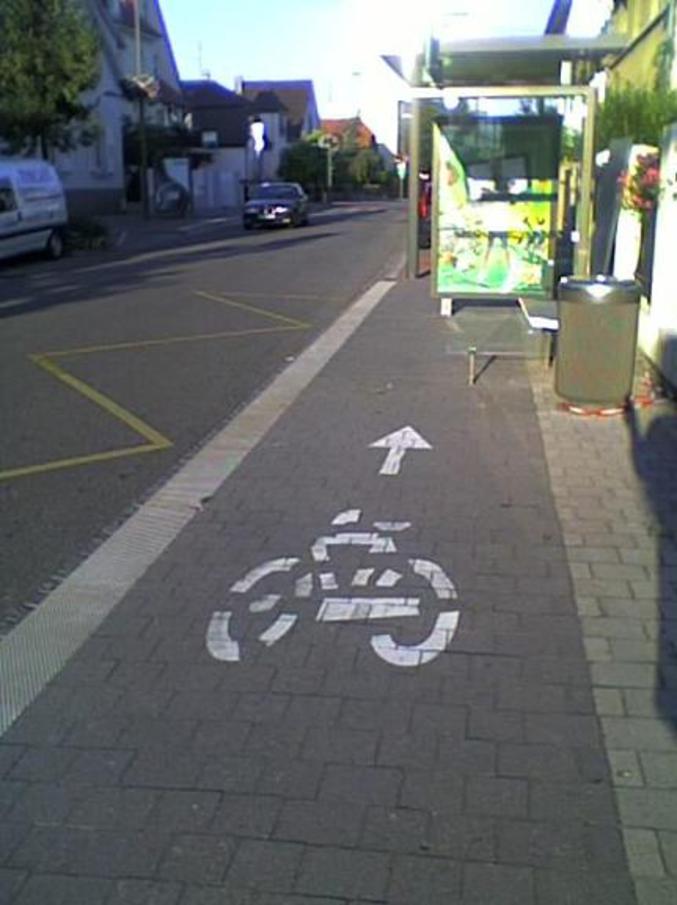 Les cyclistes auront quelques problèmes à suivre cette piste cyclable...