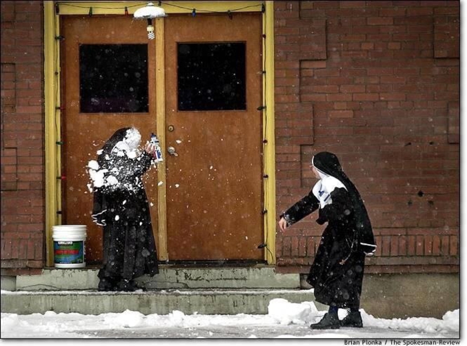 Des nonnes s'adonnent à un jeu de boules (de neige)