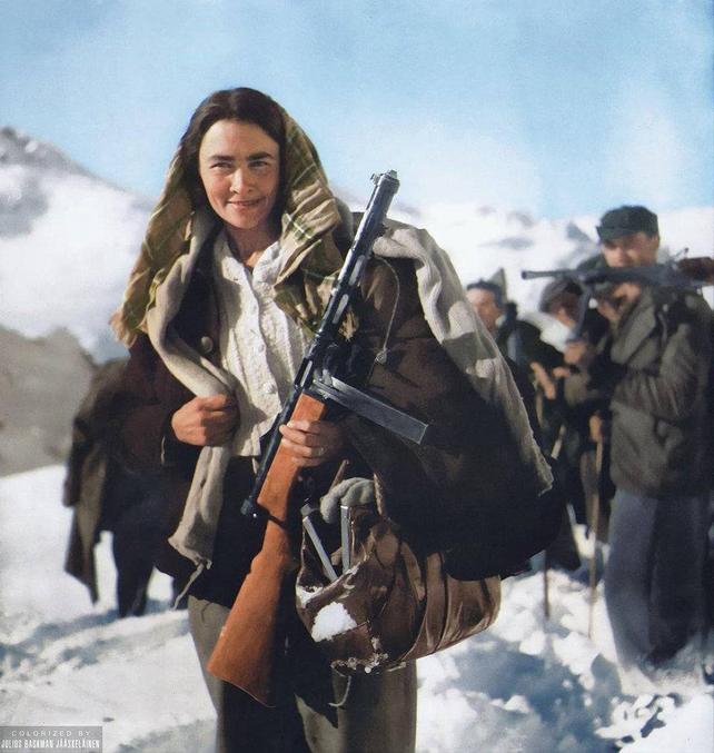 Nous sommes en 1944, à la limite des frontières italienne, suisse et française. A noter que cette jeune institutrice tient un pistolet-mitrailleur M31 de conception finlandaise, mais en dotation dans l'armée helvète. La photo a été colorisée.