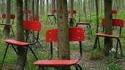 Forêt de chaises à l'etat sauvage