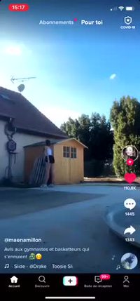 La voisine joue au basket