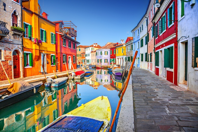 Une des plus îles les plus colorés d'Italie.
Plus de photos ici: https://theculturetrip.com/europe/italy/articles/these-mesmerising-photos-prove-that-burano-is-italys-best-kept-secret/