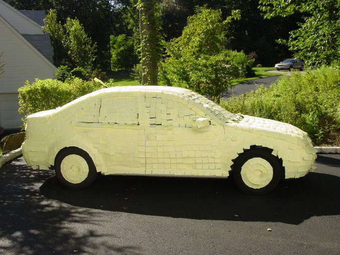 Une voiture recouverte de Post-it.