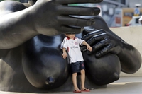 L'enfant qu'elle tenait en son sein