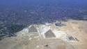 On croit toujours que les pyramides de Gizeh sont dans un désert...