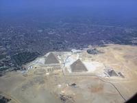 On croit toujours que les pyramides de Gizeh sont dans un désert...