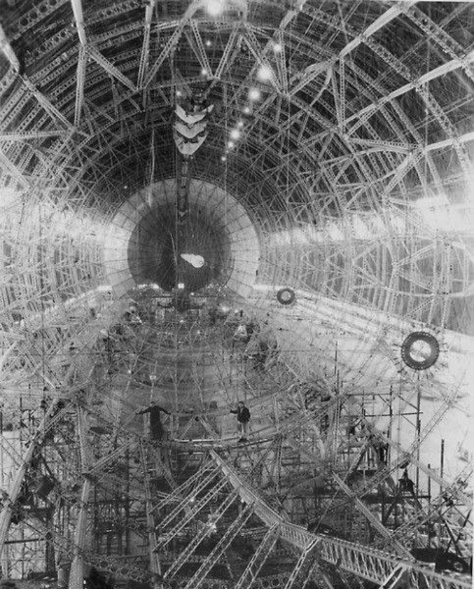 La construction de l'ossature métallique du Zeppelin Hindenburg, le plus grand jamais construit. Il pouvait transporter 25 passagers et les membres de l'équipage. Le volume total disponible est de 200 000 m3. Il connaîtra un triste sort en explosant à son atterrissage en 1937. 