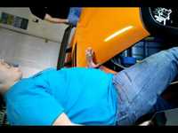 Entrer dans une voiture de sport avec classe