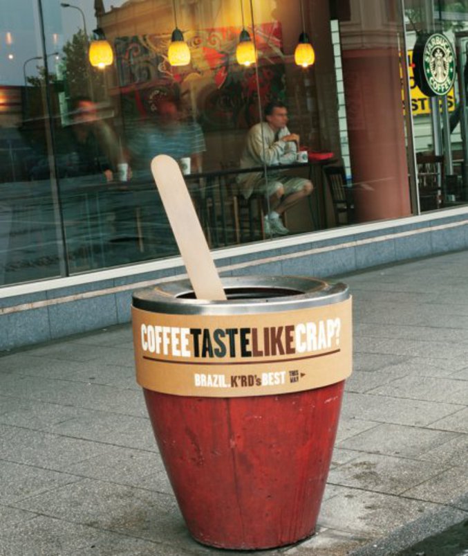 En Nouvelle Zélande, Auckland Coffee a déclaré la guerre au géant Starbucks en plaçant des poubelles en forme de tasse à café devant les cafés de son concurrent avec un message on ne peut plus explicite.