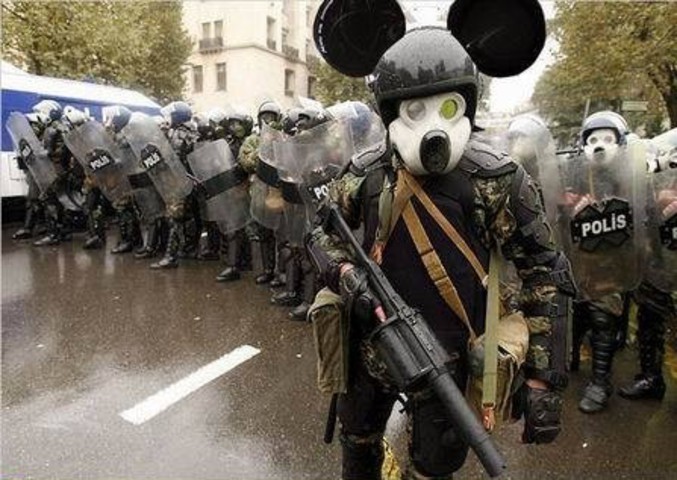 La police contrainte de demander l'aide de Mickey.