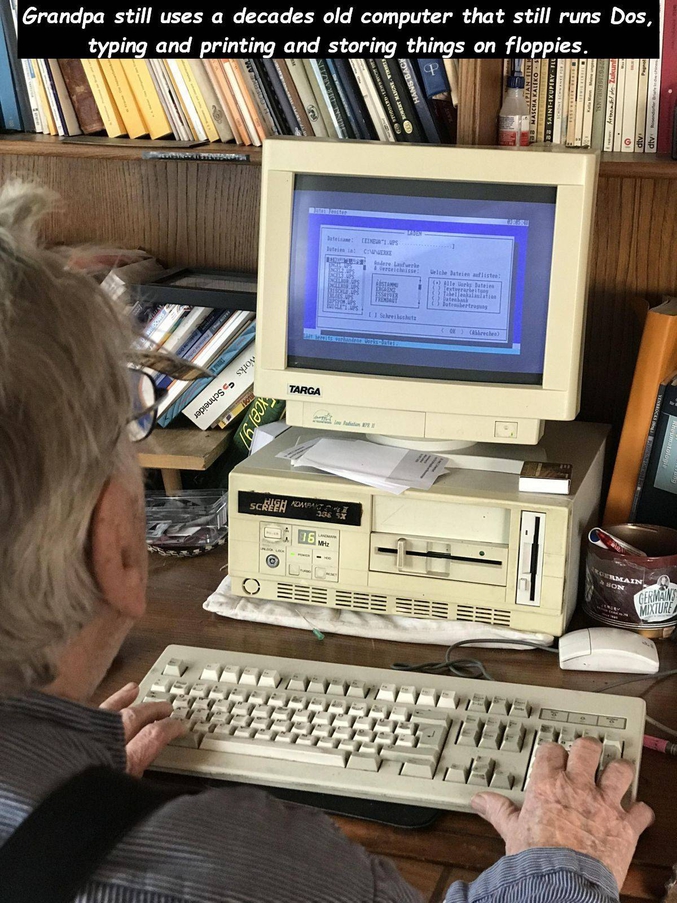 Un grand-père continue à utiliser un ordinateur tournant sous MS-DOS pour taper, imprimer et stocker des données sur disquettes.