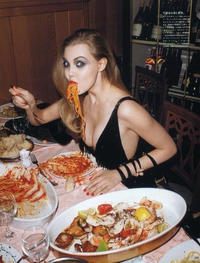 Manger comme une cochonne, ou une cochonne mange...