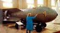 Dans un musée russe, une femme de service passe la serpillière sur une représentation de bombe atomique
