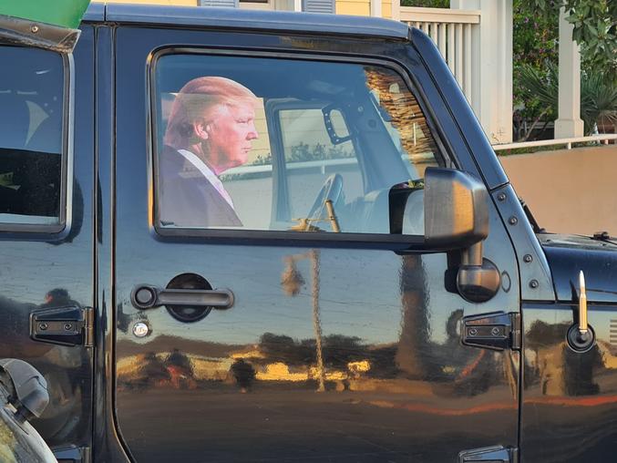 On devine à peine l'intention de vote du propriétaire de la voiture.
Photo prise il y a une heure environ par un ami à Avila Beach (Californie).