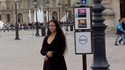 Mona à l'arrêt de bus