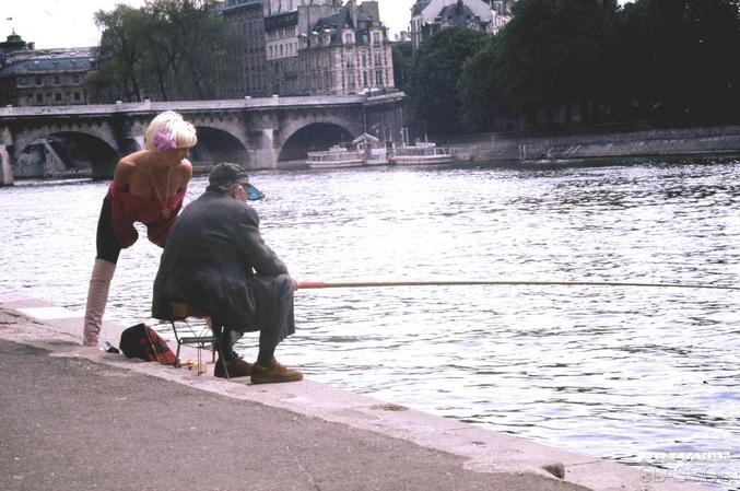 _ Alors, ça mord ?
_ Pas mal, j'ai déjà pêché deux triathlètes en moins d'une heure !