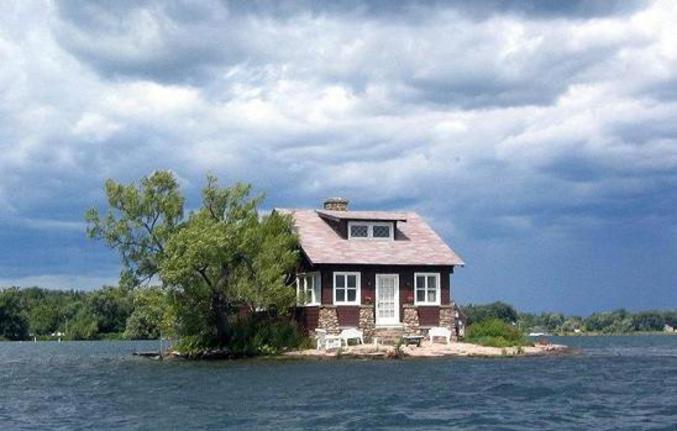 Une maison isolée sur une petite île.