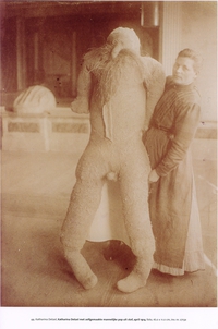 Katharina Detzel avec une poupée mâle de sa création (1872-1941)