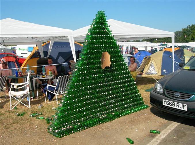 Une pyramide réalisée qu'avec des bouteilles de bière vides.