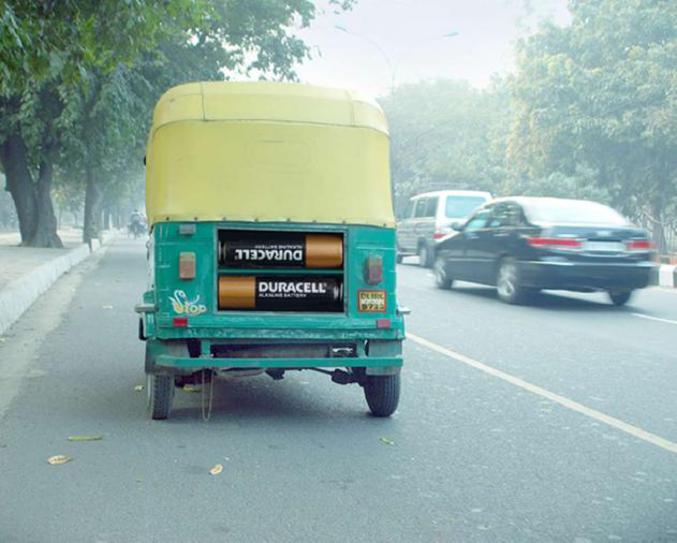 Une voiture qui roule à pile.