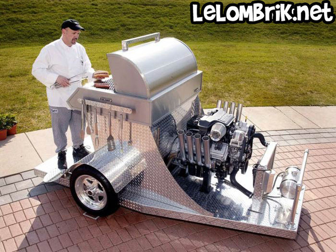 Un barbecue alimenté par un moteur méga puissant.