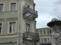 Chérie, j'ai dit à ta mère d'aller sur le balcon pour fumer