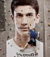 Sur un mur d'escalade...