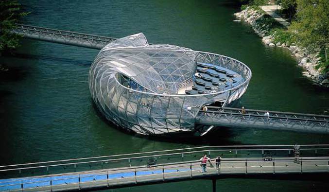 Une île artificielle construite sur un fleuve en Autriche.