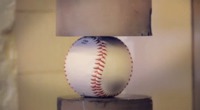 Une balle de baseball écrasée
