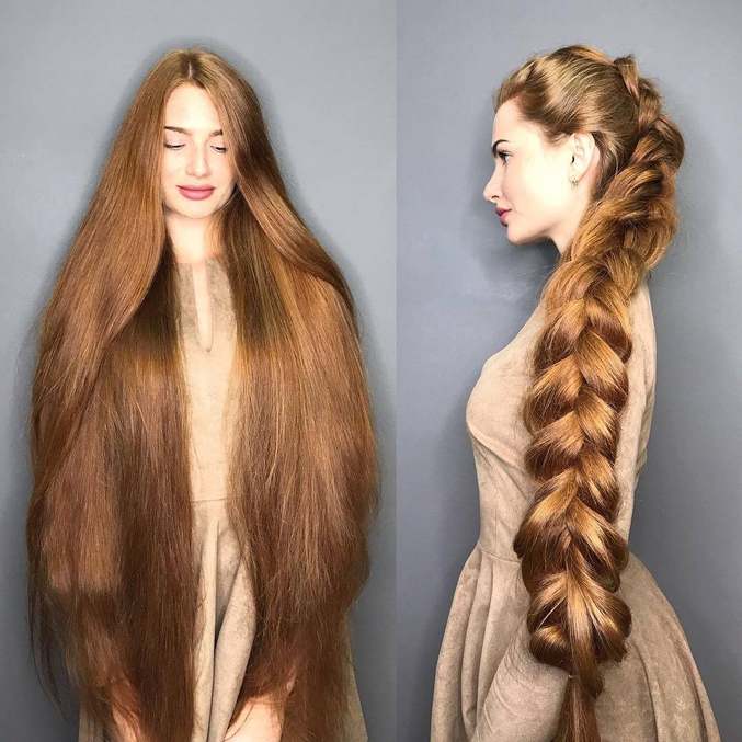 Une femme avec de longs cheveux.