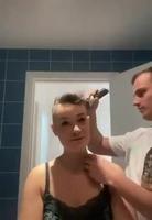 Un mec aide sa femme après une chimio