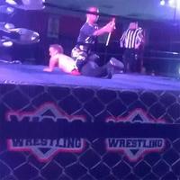 Nains catcheurs qui font le spectacle